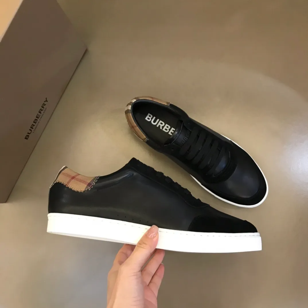 p400 "BURBERR*" men's classic low-top sneakers are reinterpreted in Vintage checkered cotton and cowhide materials, decorated with a new brand logo. First-layer sheepskin lining, embossed Burberry logo on the heel, and original TPU outsole! Size: 38-44 (45 customized) No. 068
